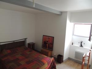 Schlafzimmer mit einem Bett und einem Fenster in der Unterkunft Appartement 1 er Etage , St Goustan Port Auray in Auray