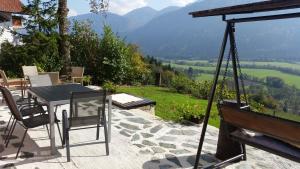 einen Tisch und Stühle auf einer Terrasse mit Aussicht in der Unterkunft Comfort and Views in Hermagor
