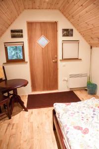 een kamer met een deur en een tafel en een bed bij Pullijärve Holiday Park in Misso