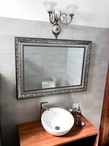 La salle de bains est pourvue d'un lavabo et d'un miroir. dans l'établissement Close to Everything | A/C+ WiFi | 1min Beach |, à Los Cristianos