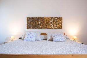 - une chambre avec un grand lit et des oreillers bleus dans l'établissement Close to Everything | A/C+ WiFi | 1min Beach |, à Los Cristianos