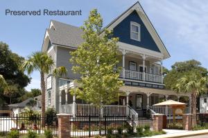une maison avec un toit bleu et une clôture dans l'établissement Adorable Historic Downtown Apartment, à Saint Augustine