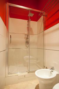 Un baño con ducha, lavabo e inodoro. en Bedroom 21, en Salerno
