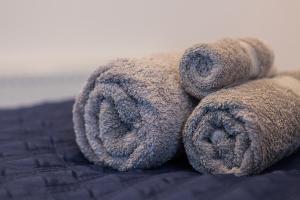 un oso de peluche con su cola grande en una cama en The Lighthouse Penthouse, Studio and Holiday Home, en St Ives 92 fotos más
