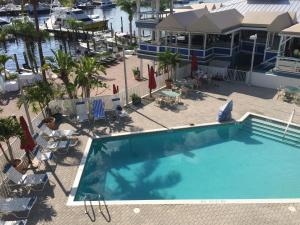 Vista sulla piscina di Pirate's Cove Resort and Marina - Stuart o su una piscina nei dintorni