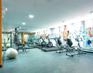 - une salle de sport avec un groupe de vélos d'exercice dans l'établissement Ocean View Close to Airport, à Lima