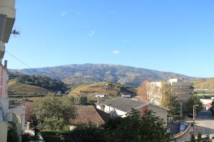 - une vue sur une ville avec des montagnes en arrière-plan dans l'établissement Dom Ruas, à Peso da Régua