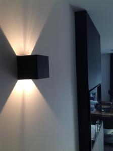 una luz en una pared en una habitación en Lusandre en Olen