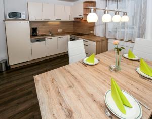 eine Küche mit einem Holztisch mit grünen Platten darauf in der Unterkunft Ferienwohnung Stoff in Tux