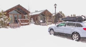 Explorer Cabins at Yellowstone v zimě