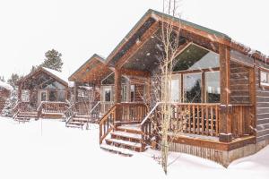 Explorer Cabins at Yellowstone v zimě