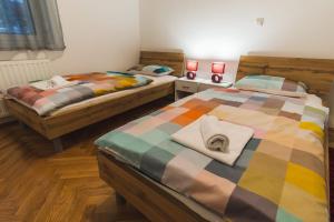 1 dormitorio con 2 camas y 2 mesitas de noche en Apartments "Pavić" near Zagreb Airport en Velika Gorica