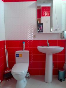 een badkamer met toilet en wastafel bij Hotel Dubrava in Poltava