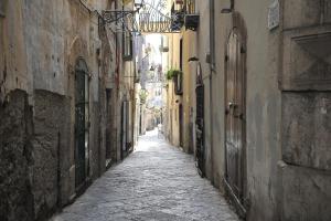 un callejón con un callejón entre dos edificios en Bedroom 21, en Salerno