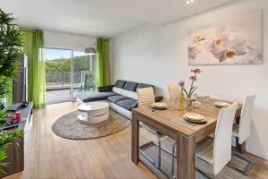 - un salon avec une table et un canapé dans l'établissement Luxurious T2 apartment, Olhos Dagua, à Albufeira