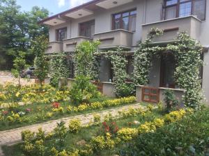 a garden in front of a house with flowers at Kerpe Diem Otel in Kerpe