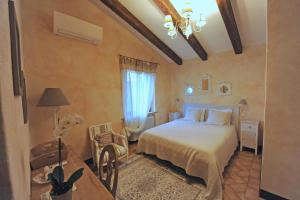 森普罗尼亚诺Agriturismo Sugheretello的卧室里有一张床和一张带灯的桌子