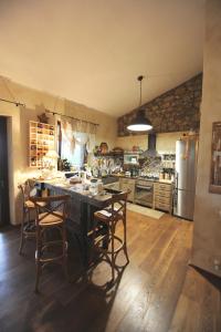 Agriturismo Sugheretello的厨房或小厨房