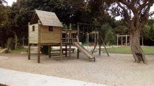 einen Spielplatz mit Spielstruktur und einem Baum in der Unterkunft Bosque Playa Lomas de Papudo 3 in Papudo