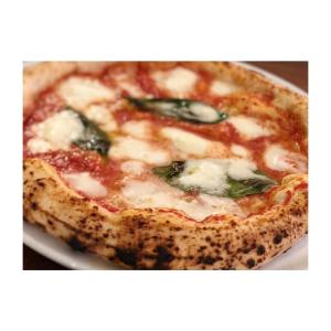 pizzę siedzącą na białym talerzu w obiekcie Secret Room Naples w mieście Neapol