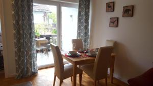 een eetkamer met een tafel en stoelen en een raam bij Mountain View Apartment in Garmisch-Partenkirchen