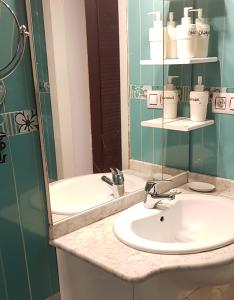 セビリアにあるHISPALIS SAN LUISのバスルーム(洗面台、鏡付)