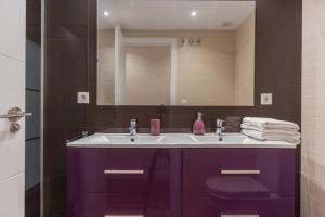 バレンシアにあるCedro flatのバスルーム(紫色のシンク、鏡付)