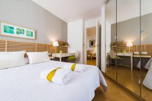 グラナダにあるCasa Alhambra - Centro Histórico con Jardín Privadoのベッドルーム1室(白いベッド1台、黄色と白の枕付)