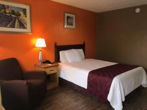 Postel nebo postele na pokoji v ubytování Americas Best Value Inn Laredo