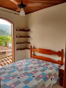 A bed or beds in a room at Praialar Apartamentos Ubatuba