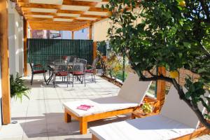 Patio nebo venkovní prostory v ubytování Luxury apartment with private pool