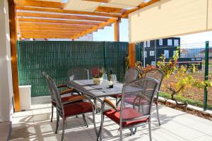 Balkón nebo terasa v ubytování Luxury apartment with private pool