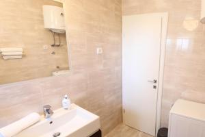 Koupelna v ubytování Luxury apartment with private pool