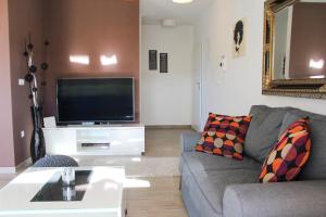 TV a/nebo společenská místnost v ubytování Luxury apartment with private pool