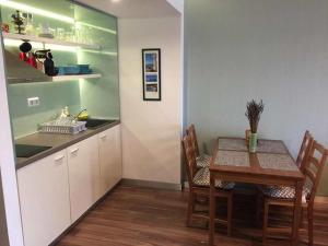 eine Küche und ein Esszimmer mit einem Tisch und Stühlen in der Unterkunft Azur Apartman in Velence