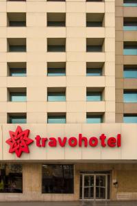 Travohotel Monterrey Histórico في مونتيري: علامة ترافيلودج على واجهة المبنى