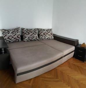 uma cama grande num quarto com pisos em madeira em 3- х комнатная квартира в центре em Rivne