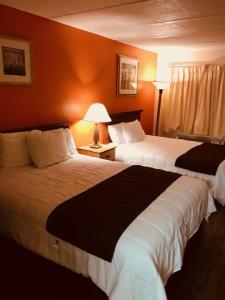 Postel nebo postele na pokoji v ubytování Americas Best Value Inn Laredo