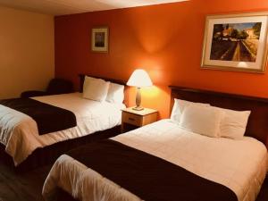 Postel nebo postele na pokoji v ubytování Americas Best Value Inn Laredo