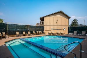 a swimming pool with chairs and a building at Best Western Rocky Mountain Lodge in Whitefish