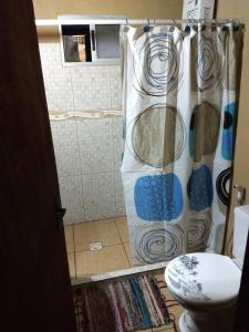 プンタ・デル・ディアブロにあるEl Gato Azulのバスルーム(シャワーカーテン、トイレ付) +6枚の写真