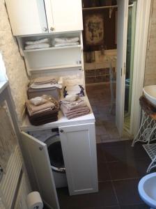 ein Badezimmer mit einer Theke mit Handtüchern darauf in der Unterkunft sweet home in Biella