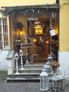 una tienda con mesas y sillas frente a un edificio en sweet home en Biella