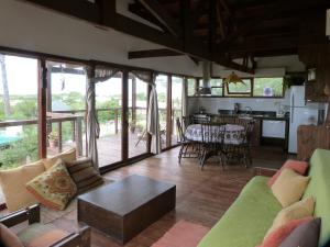 a living room with a couch and a table at Cabaña en la playa. ventanales y terraza al mar in Salinas