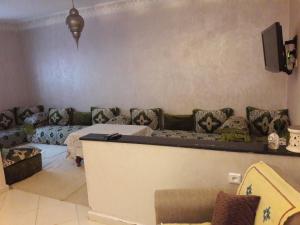 a living room with a couch and a table at appartement traditionnel et contemporain, au coeur du kasbah in Tangier