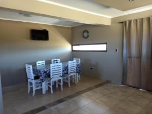 ein Esszimmer mit Tisch und Stühlen und einer Uhr in der Unterkunft Waylla in Panaholma