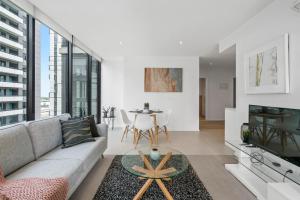 Televisyen dan/atau pusat hiburan di Complete Host Tiara Apartments