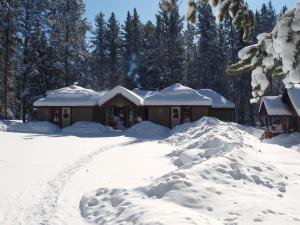 HI Castle Mountain Hostel during the winter