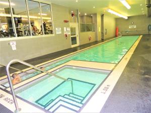 בריכת השחייה שנמצאת ב-TVHR - Luxury Condos in Heart of Downtown או באזור