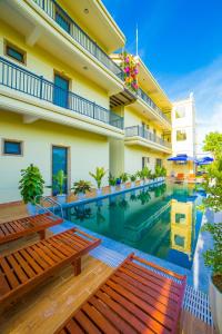 una piscina en medio de un edificio en Hào Anh Villa Hội An, en Hoi An